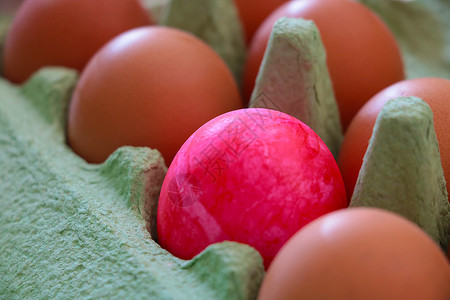 复活节彩蛋背景图一个彩蛋包装鸡蛋 准备复活节的准备工作 季节背景