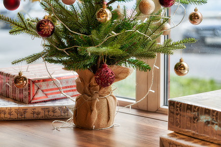 树枝和圣诞装饰品贴在窗户旁边的窗边背景图片