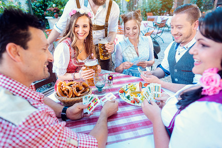 德国啤酒花园的传统纸牌游戏 德国啤酒园戏服高清图片素材