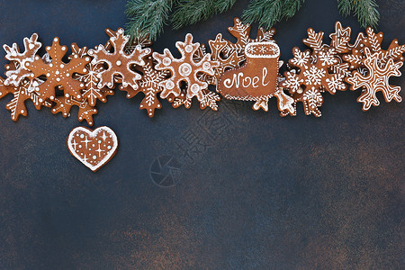 新年雪花饼干圣诞姜饼雪花和心形饼干 在生锈的黑暗背景上装饰 圣诞节和新年传统概念;以及红十字背景