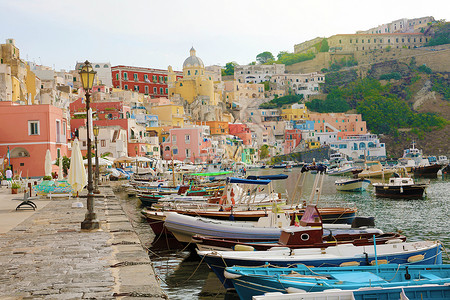 意大利那不勒斯普罗西达岛 美丽多彩的港口高清图片