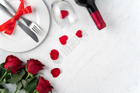 配上红玫瑰 为情人节的约会用餐概念 夫妻 礼物高清图片