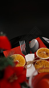 庆祝圣诞晚宴的设置 在黑色桌桌和装饰 热红酒背景图片