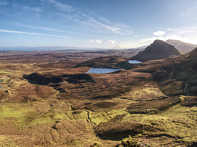 中午冬天的游山 苏格兰高地斯凯岛丘陵风景色背景图片