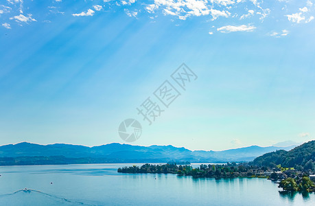 Wollerau 的苏黎世湖 瑞士施维茨州 苏黎世湖 瑞士山景 夏季蓝水和天空 田园诗般的自然和完美的旅游目的地 是风景艺术印刷背景图片