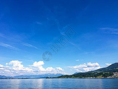 田园诗般的瑞士风景 瑞士里希特斯维尔的苏黎世湖景观 山脉 苏黎世湖的蓝水 天空作为夏季自然和旅游目的地 是风景艺术印刷品的理想选背景图片