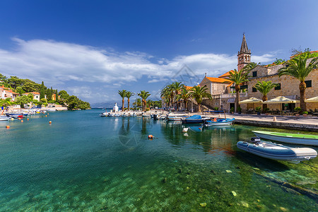克罗地亚布拉奇岛 Splitska 村的渔船 拥有美丽的港口 Splitska 村布拉奇岛沿海岸区视图 达尔马提亚 克罗地亚 克地标高清图片素材