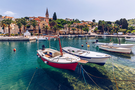 克罗地亚布拉奇岛 Splitska 村的渔船 拥有美丽的港口 Splitska 村布拉奇岛沿海岸区视图 达尔马提亚 克罗地亚 克海岸线高清图片素材