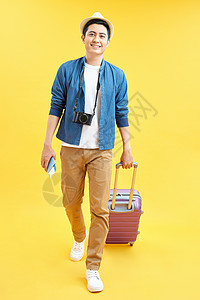 带旅行袋和摄影机的快乐男性游客 准备出行 在黄色上隔离 行李背景图片