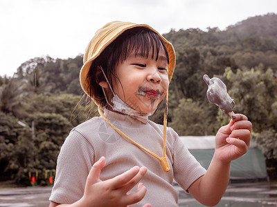 可爱的小女孩在炎热的夏日 在户外吃冰淇淋快乐的高清图片素材