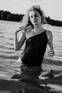 年轻美丽的女人站在水面上 旅行 喜悦 温泉 早晨高清图片
