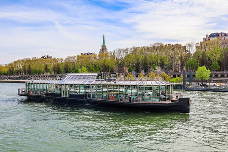 2019年4月 在法国巴黎的塞纳河旅游船高清图片
