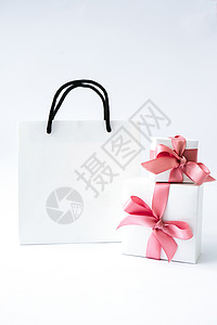 黑色礼品盒样机空白纸白色袋子和两个礼品盒 白色背景上有粉色丝带 黑色星期五销售 购物概念 纸质购物袋样机 盒子 礼物盒背景