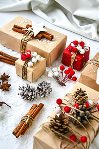 零浪费圣诞礼物与白雪背景上的装饰品 复制空间 带有工艺纸板标签的环保包装礼品 圣诞节自然高清图片素材