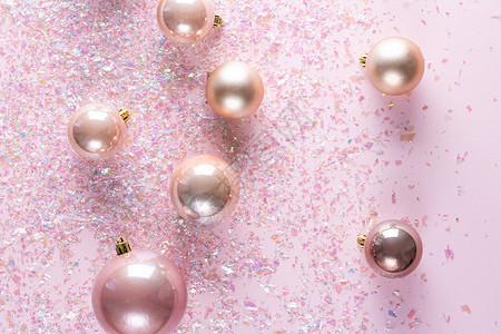 许多球在粉红色背景上闪闪发光的圣诞装饰 平面布局高清图片