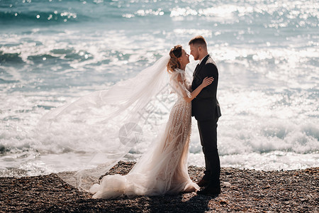 水的面纱法国Riviera的婚嫁情侣 在法国普罗旺斯举行婚礼 新娘和新郎 反射 裙子背景