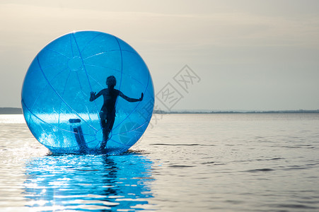 蓝色气泡气球一个女孩在充气的吸引力中 以海面球的形式出现 孩子 漂浮背景