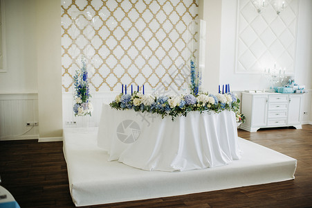 新婚新娘和新郎的餐桌 装饰着很多花 空的 纺织品高清图片
