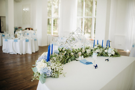 新婚新娘和新郎的餐桌 装饰着很多花 问候语 桌布高清图片