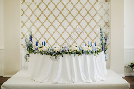 新婚新娘和新郎的餐桌 装饰着很多花 花朵 奢华高清图片