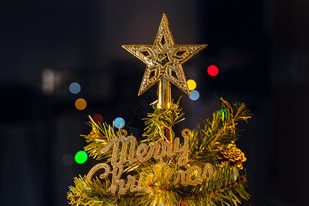 光点星星美丽的圣诞装饰概念 挂在圣诞树上的小玩意 闪闪发光的光点 模糊的深黑色背景 宏观细节 特写 假期 玩具背景
