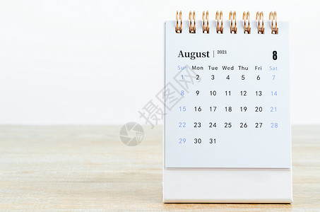 2021年8月日历在木制桌上 假期 时间背景图片