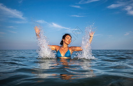 女人在海里游泳 活动 身体 泳装 女性 快乐的 棕褐色图片