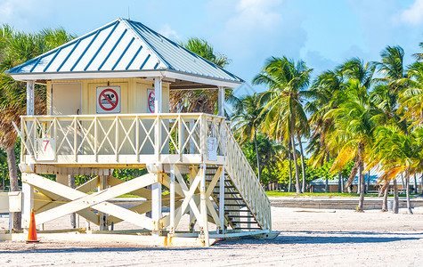 阳光明媚的一天 克里登公园海滩上的救生塔 关键毕斯凯恩 佛罗里达州迈阿密热带高清图片素材