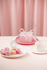 在粉红色窗帘旁 有咖啡或茶杯 丽西安图斯花朵 红毛桃和礼物的画面 春天 卡片背景图片