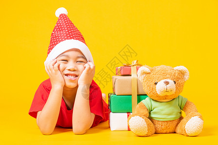 穿着红色圣诞圣诞老人帽子的小孩 圣诞节假期的概念 乐趣 十二月快乐的高清图片素材