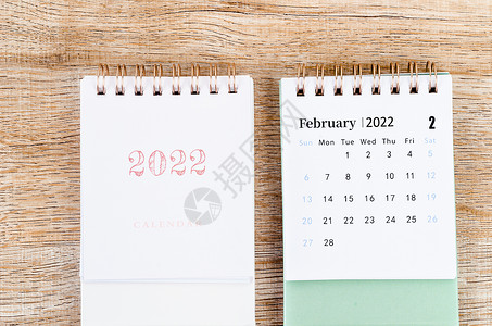 2022年2月的小型案头日历 日程 时间表 自然背景图片
