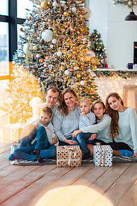 圣诞树附近幸福的一家人和现在的盒子 可爱的 前夕家庭高清图片素材