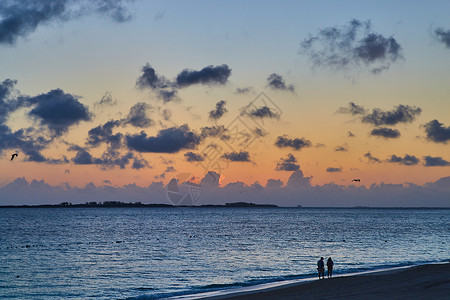 日落时有两位数的海滩和海滩 以柔软的静音天空高清图片