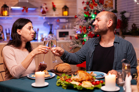 坐在餐桌旁的美酒杯全家快乐 新年 十二月 庆典 用餐背景图片