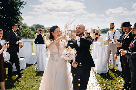 白俄罗斯Nesvizh 白俄罗斯 结婚仪式结束后 一对带酒杯的幸福婚嫁夫妇随客人传来 浪漫 美丽的背景图片