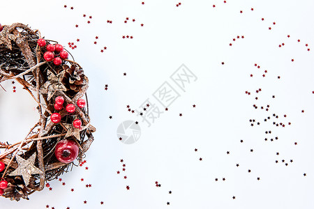 圣诞壁画由树枝制成 上面装饰着金木星和白色背景的红莓泡泡 创意didy 手工艺爱好 带有复制空间的顶端视图 装饰品手工制作的高清图片素材