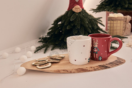 美丽的手工家居装饰 舒适的房间装饰着圣诞树 下面放着礼物 桌上的热饮 照相馆的新年内饰 温暖的 灯背景图片
