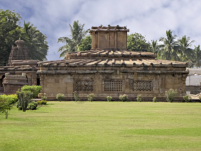 印度卡纳塔克 Karnataka 巴塔达卡尔古石碑寺庙纪念碑 建筑学 合十礼背景图片