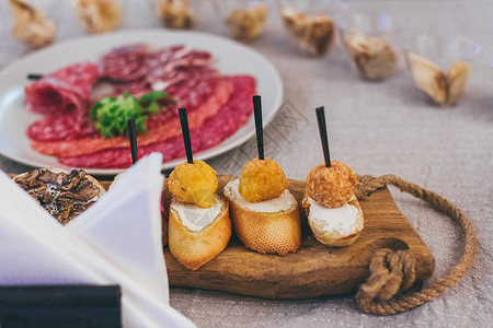 晚宴前餐厅餐饮服务套餐桌 食物 桌布 宴会 海鲜图片