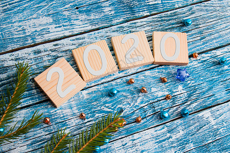 新年钟声文字的木板方 新的2020年 树枝 闪亮珠子 蓝木背景 圣诞节 祝贺背景