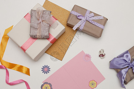 拿卡片小熊白色背景粉色卡片上有亮色丝带和蝴蝶结的礼盒 装饰用小熊 复制空间 顶视图 生日 感恩节 假期 新年 圣诞节 平躺 编织 礼物背景