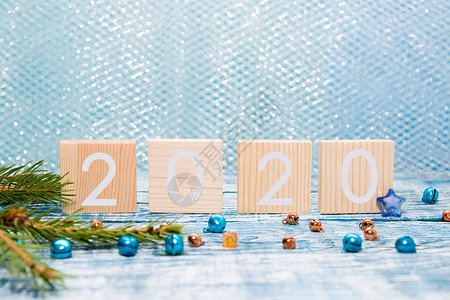 新年钟声文字的木板方 新的2020年 树枝 闪亮珠子 蓝木背景 金的 假期背景