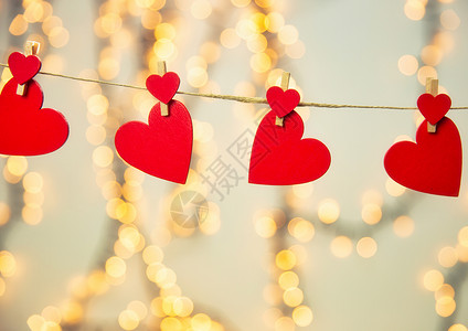 长绳子情人节快乐背景与红心挂在绳子上的衣夹与散景背景浪漫设计贺卡或复制 spac 2021年 生日背景