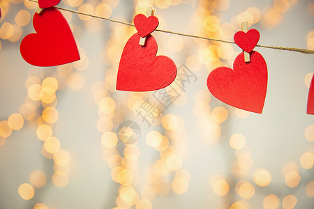 长绳子情人节快乐背景与红心挂在绳子上的衣夹与散景背景浪漫设计贺卡或复制 spac 美丽的 横幅背景