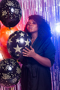 爆炸气球素材美丽的黑人女子享受着派对的生活方式 生日派对 俱乐部和节假日的概念 笑声 迪斯科 假期背景