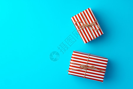 蓝色背景的红色和白条纹红和白色礼品盒 红色的背景图片