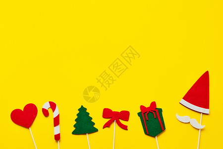 亮黄色背景上的圣诞棒服装道具 顶视图复制空间背景