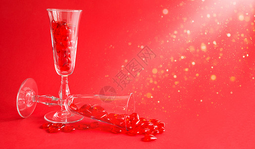 香槟酒宣传单两杯香槟杯装满了红背景的玻璃心和文字空间 情人节 爱情 浪漫约会等活动日 浪漫的背景