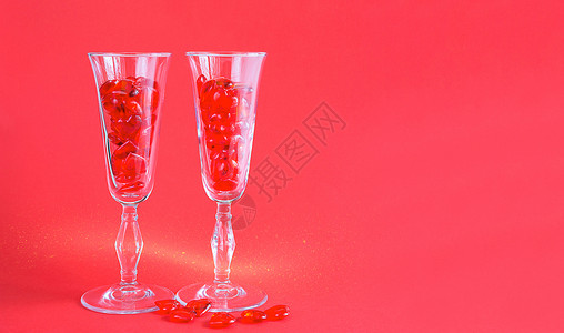 香槟酒宣传单两杯香槟杯装满了红背景的玻璃心和文字空间 情人节 爱情 浪漫约会等活动日 购买 夫妻背景