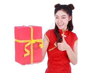 女人拿着红礼盒 在中国快乐的新年概念中 孤立在白种背景上 假期 美丽的背景图片